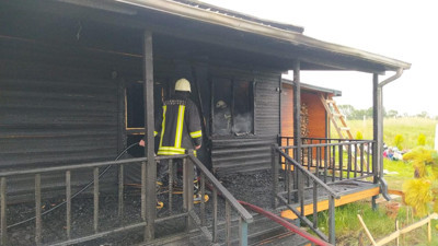 Yanan ahşap ev kullanılmaz hale geldi