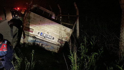 Köpeğe çarpmamak için manevra yaptı. Kamyonetiyle sulama kanalına uçtu