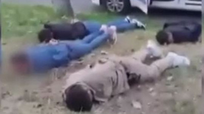 Polis dakikalar sonra yakalanıp imparatorluk marşı dinletti. Kadıköy'de polise yumruk attılar