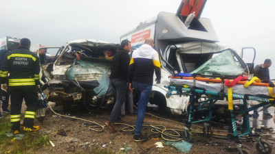 Minibüsle kamyonet çarpıştı: 2 ölü 3 yaralı