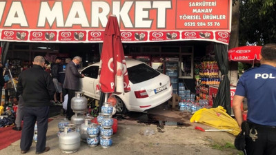 Kontrolden çıkan otomobil markete daldı