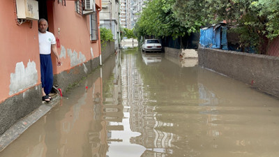 Adana sele teslim. Cadde ve sokaklar göle döndü