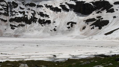 Dev göl buz pistine döndü