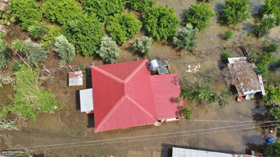 Osmaniye'yi fırtına ve sağanak vurdu. Araziler sular altında kaldı, ağaçlar devrildi