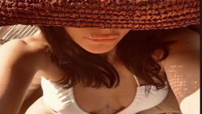 Simge Sağın'dan beyaz mayolu yaz paylaşımı