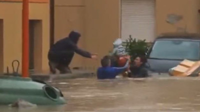 Mahsur kalan bebeği caddede yüzerek kurtardılar