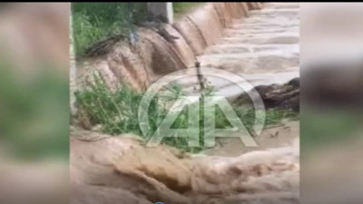 Sağanak yağış bu kez de Tokat'ı vurdu. Su kanallarının taşma anı böyle görüntülendi