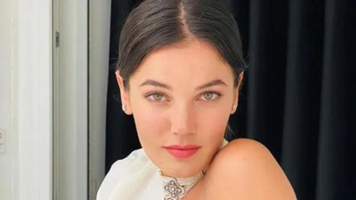 Pınar Deniz transparan büstiyeriyle paylaştı. Hayranları beğeni butonunu çökertti