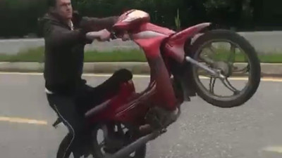 Motosikletli gencin tehlikeli oyunu kameralara böyle yansıdı