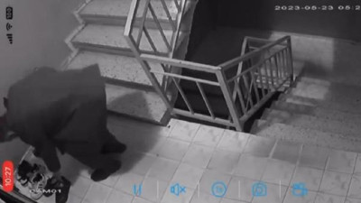 Güvenlik kamerasını fark eden hırsızçaldığı ayakkabıları yerine koydu