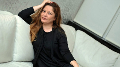 Şarkıcı İzel'in acı günü. Sinan Akçıl duyurdu