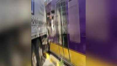 Zeytinburnu'nda tramvay TIR'ın dorsesine çarptı (26 Mayıs 2023)