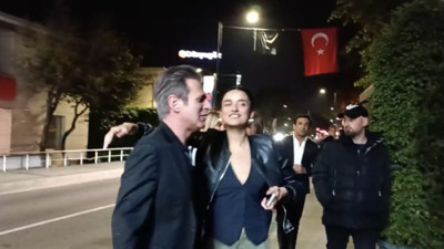 Teoman esmer bir güzelle sarmaş dolaş eğlendi. Mekana 'Ooo papatya' diyerek girdi