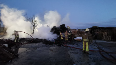 Palet deposu alev alev yandı