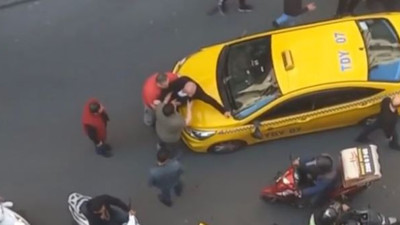 Taksici ile kurye birbirine girdi