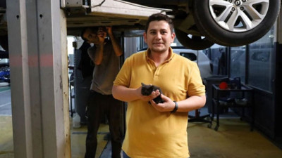 Genç öğretmen, otomobiline sıkışan yavru kediyi sahiplendi
