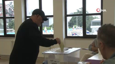 Cem Yılmaz oyunu kullandı. Sandık görevlileri ile şakalaştı. Bir ihtiyaçlarının olup olmadığını sordu