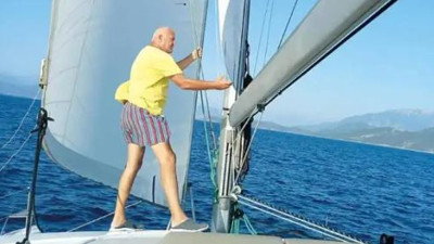 Fatih Çekirge Atina'da cüzdanını düşürdü. Yelkenlisi ile Pire Limanı'na yanaştığında gelen telefonla şok yaşadı