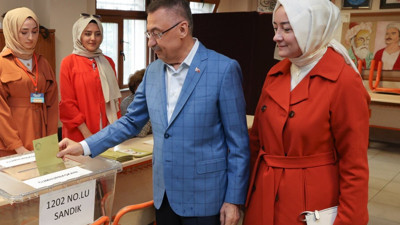 Cumhurbaşkanı Yardımcısı Fuat Oktay Ankara'da oy kullandı