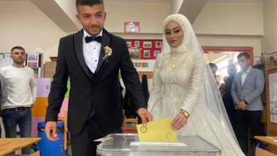 Gelinle damat önce sandığa sonra düğüne gittiler