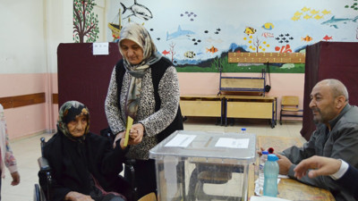 115 yaşındaki kadın tekerlekli sandalyeyle oy kullanmaya gitti