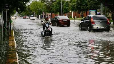 Eskişehir'i sağanak ve dolu vurdu: Cadde ve sokaklar göle döndü