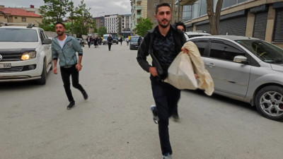 Hakkari’de sandık görevlileri koşarak oyları yetiştirdi