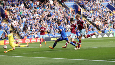 Leicester City'e galibiyet yetmedi. Premier Lig'de küme düştü