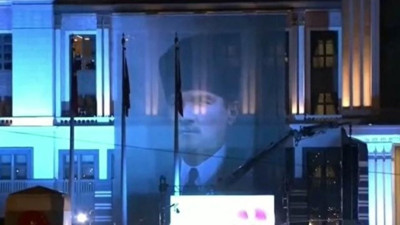 Saraya Atatürk'ün kalpaklı posteri asıldı