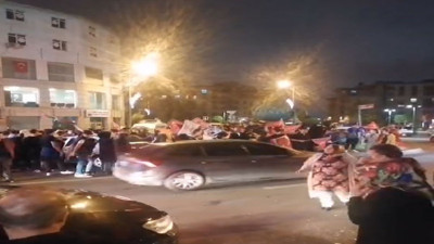 Bayrampaşa'da şarkılı kornalı Erdoğan kutlaması