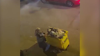 AKP'lilerin kutlamaları sırasında bir yurttaş çöpten yiyecek aradı. Görüntüler sosyal medyada gündem oldu