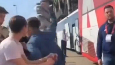 Yıldız futbolcu ırkçılık yapan taraftarı yumrukladı. Olay gündeme bomba gibi düştü