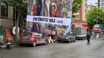 İstanbul’da tren istasyonunda ‘Atam İzindeyiz’ yazılı Fatih Sultan Mehmet posteri