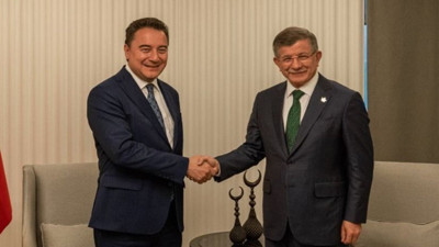 Davutoğlu-Babacan'ın bu fotoğrafına yılın esprisi geldi. 'Hiç akrabanız komşunuz askerlik arkadaşınız falan da mı yoktu?'