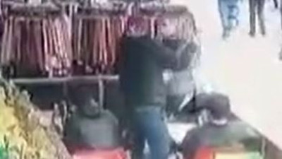 Yanına çağırdığı adamı ateş edip öldürdü