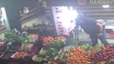 Öfkesini manavdaki meyvelerden çıkardı