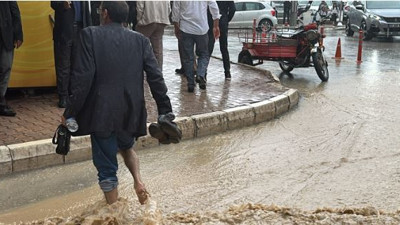 Cadde ve alt geçitleri su bastı