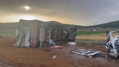 TAG Otoyolu'nda 5 aracın karıştığı kazada ortalık savaş alanına döndü