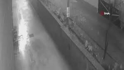 Yağmur sonrası oluşan su birikintisinde sörf yaptı