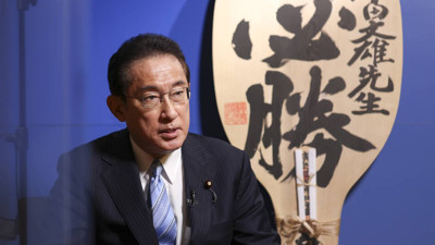 Resmi konutta eğlence istifa getirdi