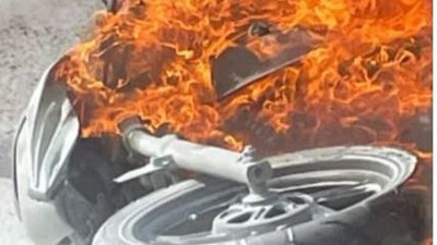 Otomobile çarpan motosiklet yandı