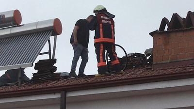 Yıldırım düşen evin çatısında yangın çıktı