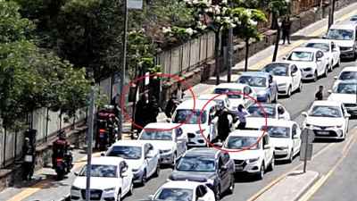 Duruşma çıkışı adliye önü savaş alanına döndü! Tekmeler, yumruklar havada uçuştu