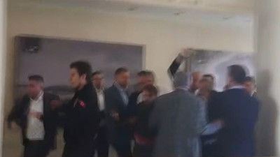 AKP’li meclis üyeleriyle İBB çalışanları birbirine girdi. Olan yine gazeteciye oldu