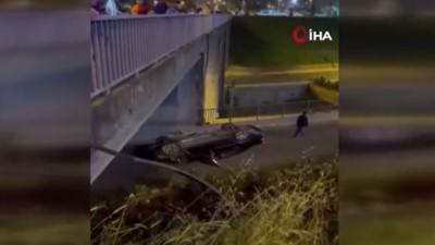 Pendik'te araç köprüden uçtu