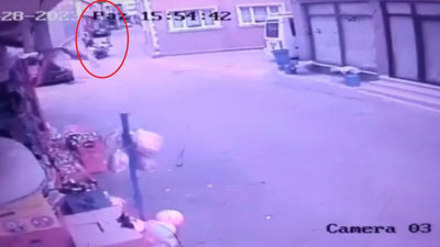 Boş yolda motosiklet ve bisiklet kafa kafaya çarpıştı