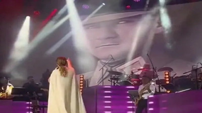 Funda Arar konserinde Atatürk'e bakarak şarkı söyledi... Tüyler diken diken oldu