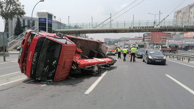 Kocaeli’de otomobile vinç çarptı