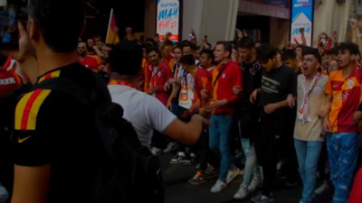 Galatasaray taraftarından İstiklal Caddesi'nde mülteci protestosu. Taksim'i inlettiler