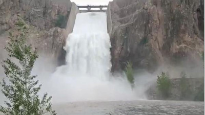 Kılıçkaya Barajı'nda doluluk oranı yüzde 100'e ulaşınca kapaklar açıldı